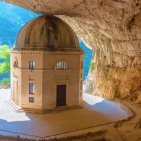 Il tempio del Valadier, incastonato in una grotta nel Parco Naturale Regionale della Gola della Rossa
