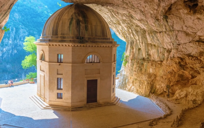 Il tempio del Valadier, incastonato in una grotta nel Parco Naturale Regionale della Gola della Rossa