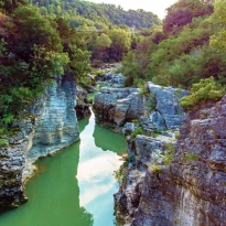 La gola del furlo, scavata dal fiume Candigliano tra il Monte Pietralata e il Monte Paganuccio