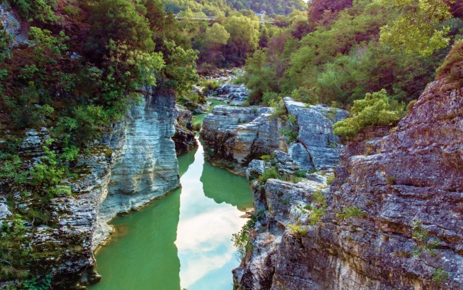La gola del furlo, scavata dal fiume Candigliano tra il Monte Pietralata e il Monte Paganuccio