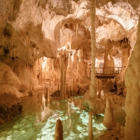 Le grotte carsiche sotterranee di Frasassi, situate nel comune di Genga