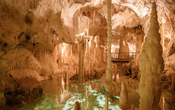 Le grotte carsiche sotterranee di Frasassi, situate nel comune di Genga